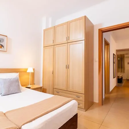 F & B Collection - 2 Bedroom Flat *